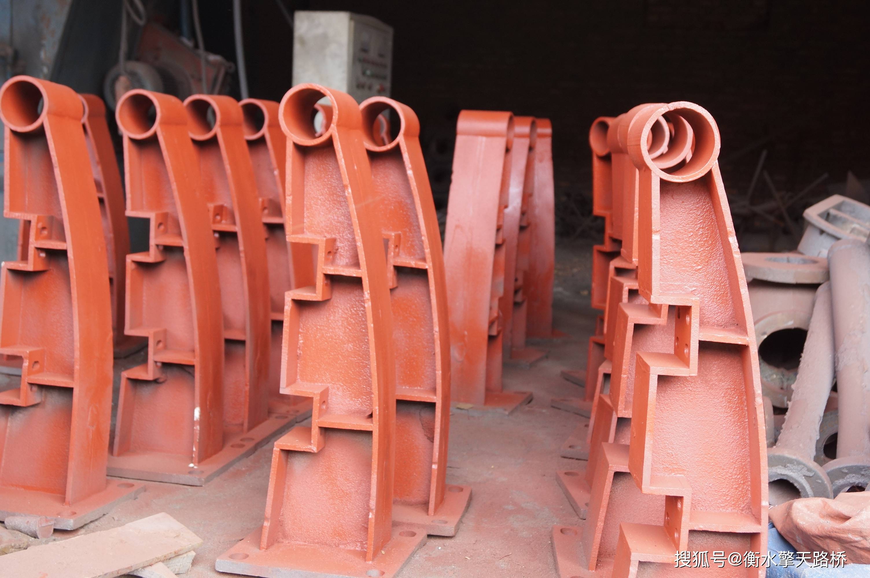 铸钢扶手防撞护栏支架 防撞护栏支撑架铸铁牛角桥梁支架 护栏立柱