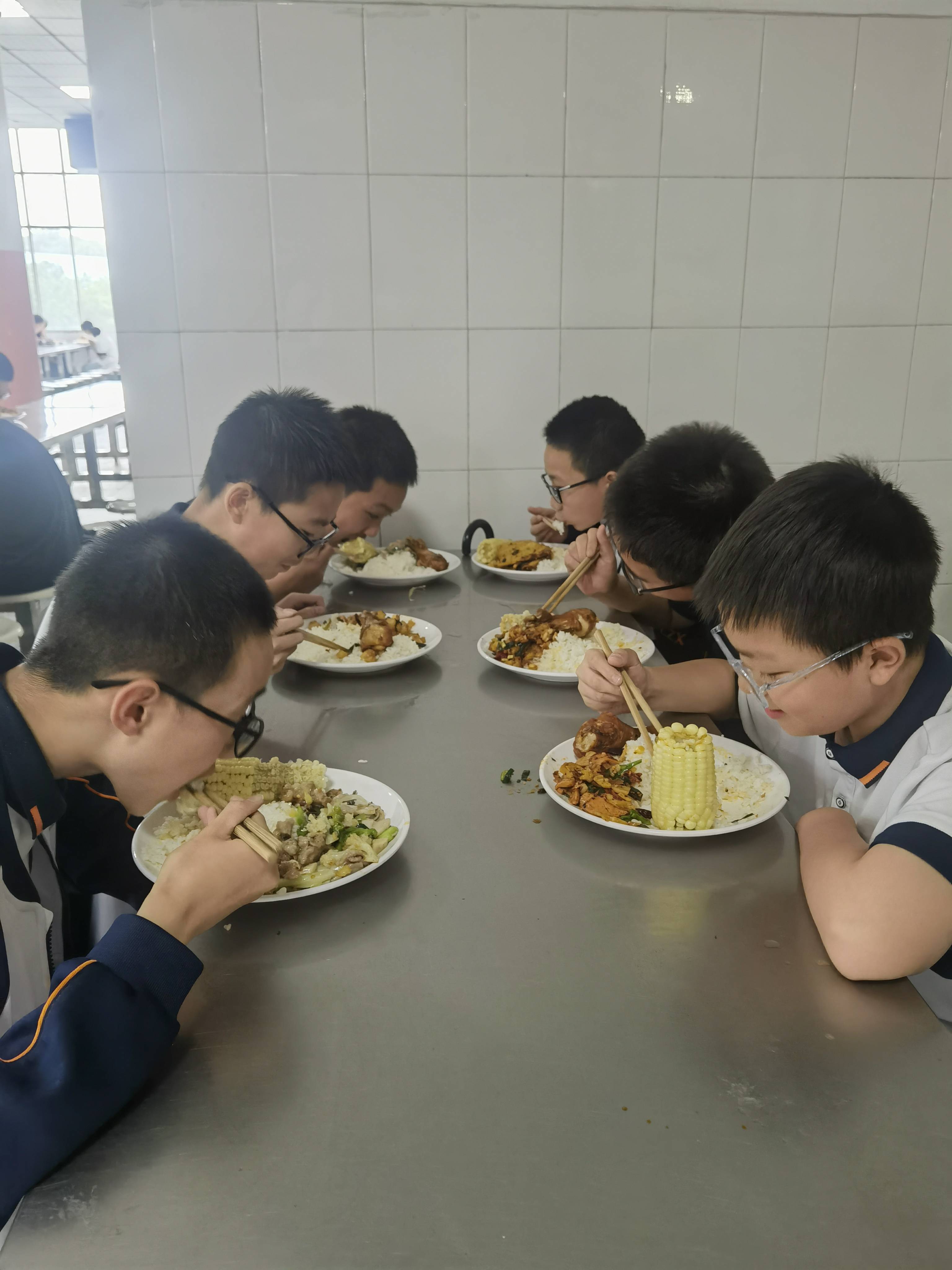 五育并举以劳育人 铜梁中学校开展劳动实践基地玉米采摘活动_来自