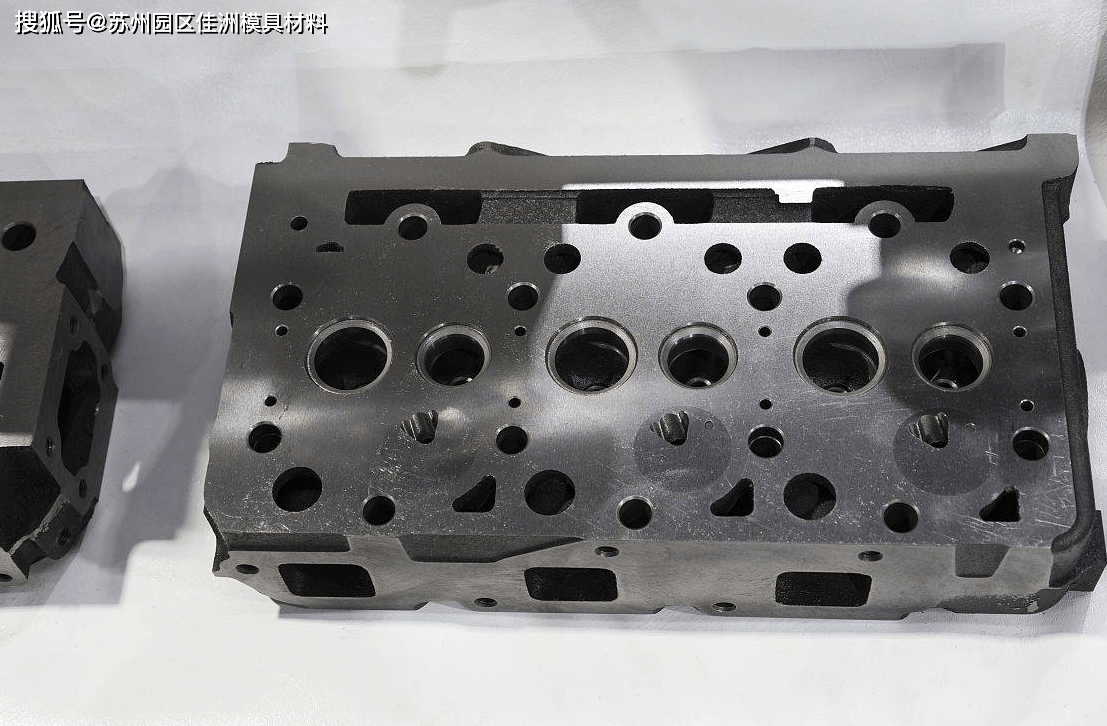 elmax钢是一种瑞典生产的塑胶模具钢,它采用了粉末冶炼技术,因此具有