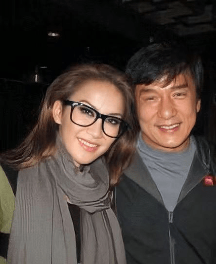 成龙晒昔日合影发文悼念李玟:愿那里再无病痛_安息_影响_世界