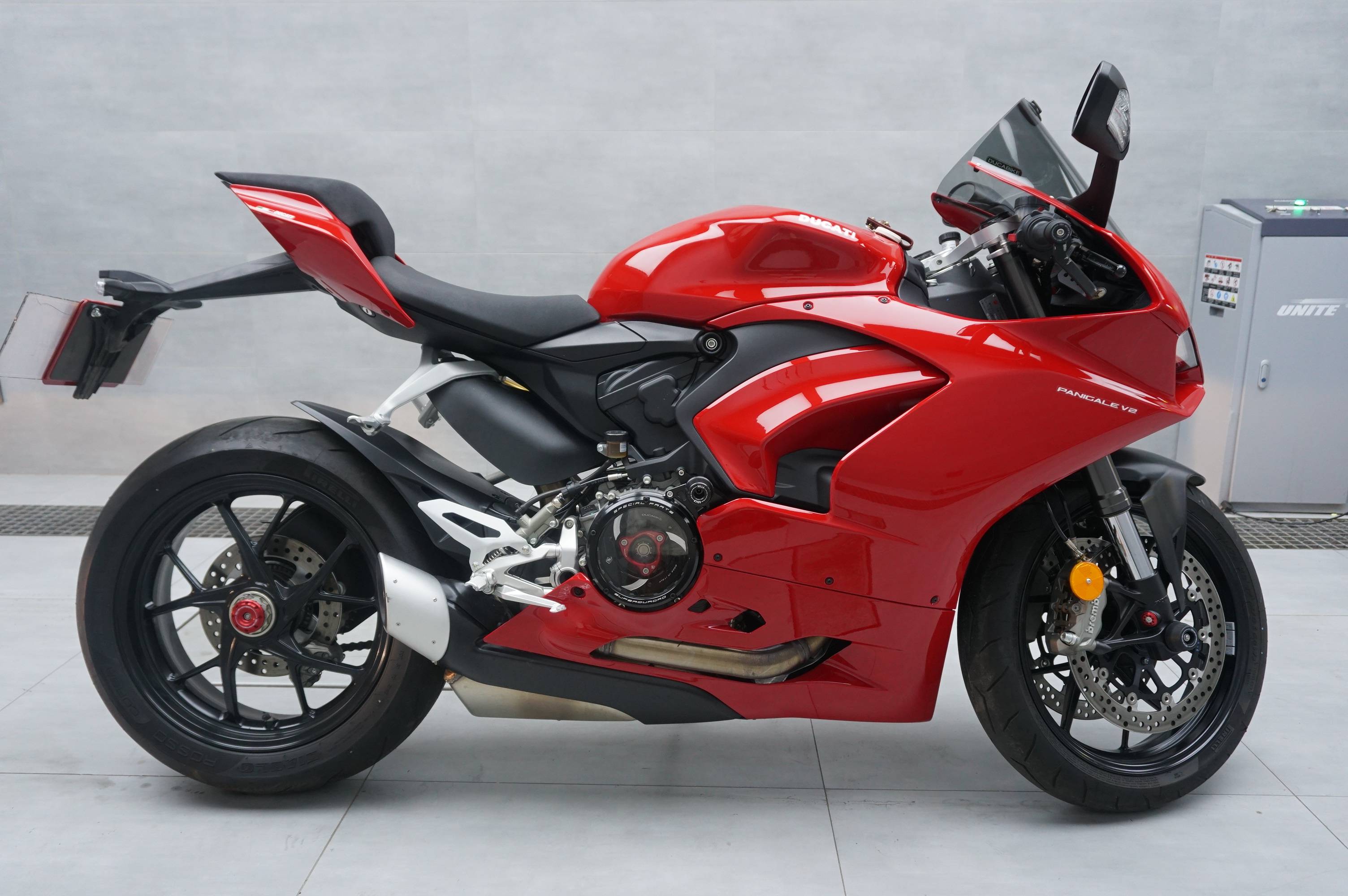 长沙实体汽车贴膜改装 摩托车杜卡迪贴膜 漆面保护膜 隐形车衣 透明膜