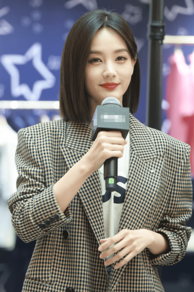 李一桐格纹西装造型又a又美 张彬彬白西装搭粉t时尚绅士