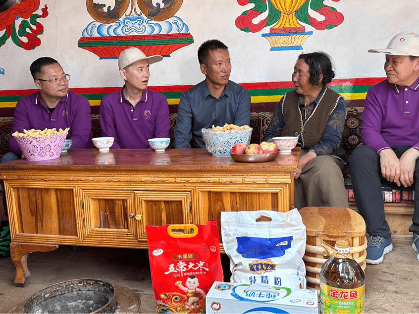 义诊之外，首都医疗专家代表与贡嘎县领导入户关心藏族同胞生活