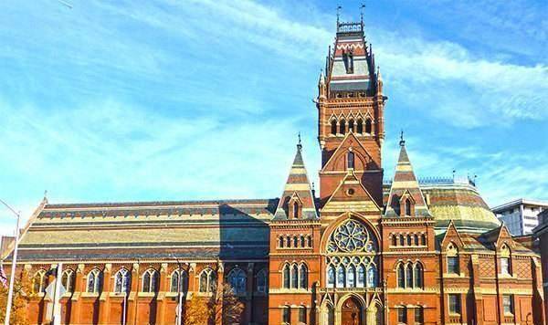 这座伟大的象牙塔的标志,而他的雕像也坐落在哈佛大学校园内供人瞻仰