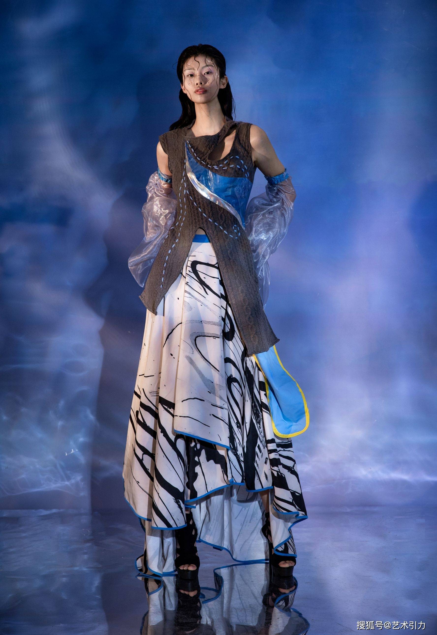 服装设计师高绮莲:水波纹形态的服饰意境营造