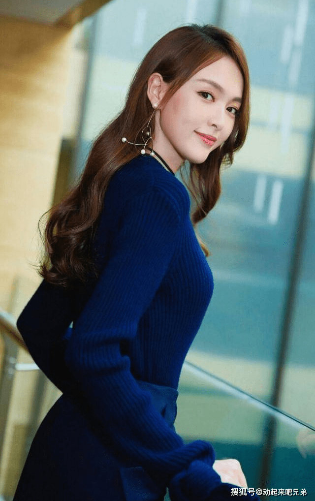 唐嫣迷人s型曲线 竟是靠瑜伽锻炼!_身材_身体_脚趾