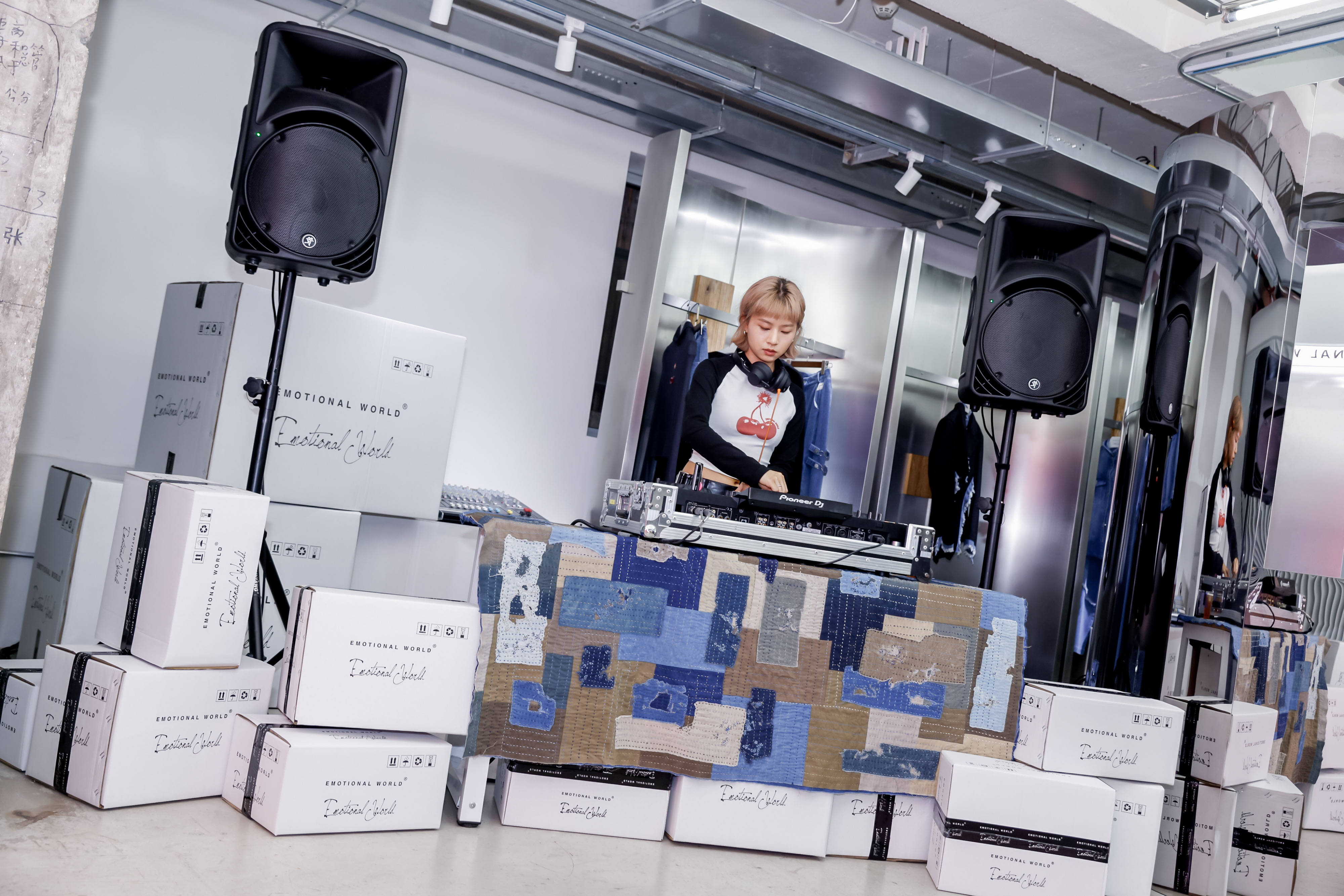 emotional world 首家品牌旗舰店全新开幕 打造"色彩情绪"艺术装置