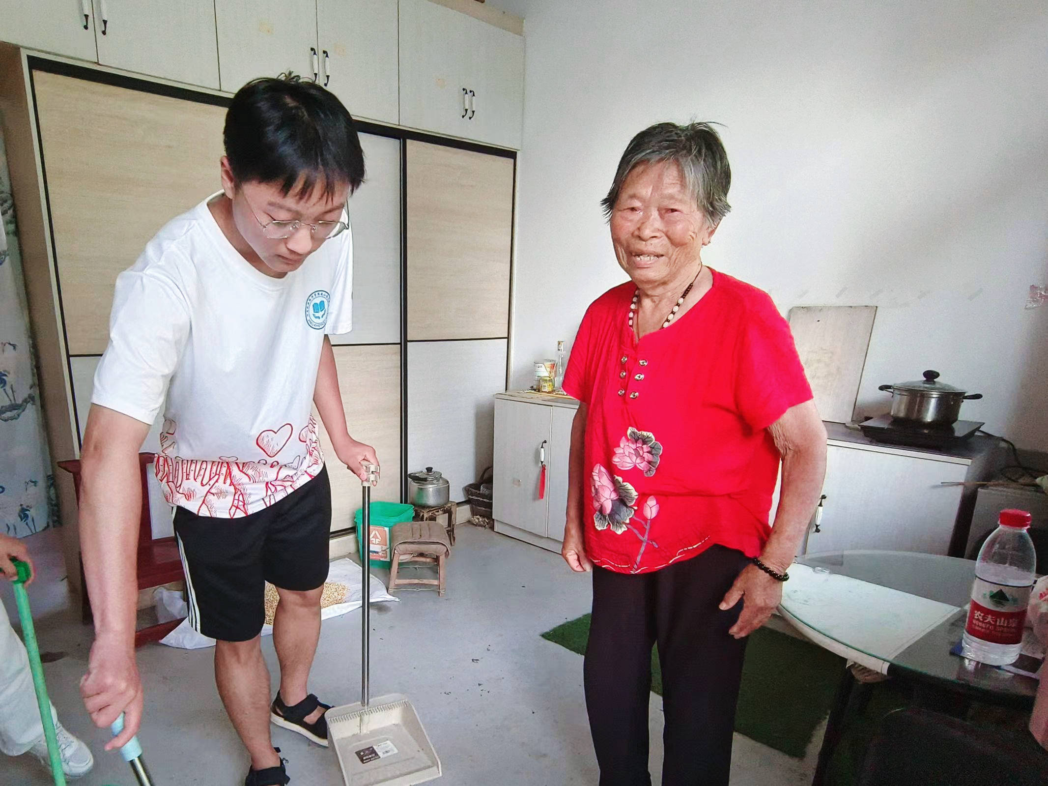 温暖关怀,心手相扶|牧小经支教团入户帮扶_老人_生活_诈骗