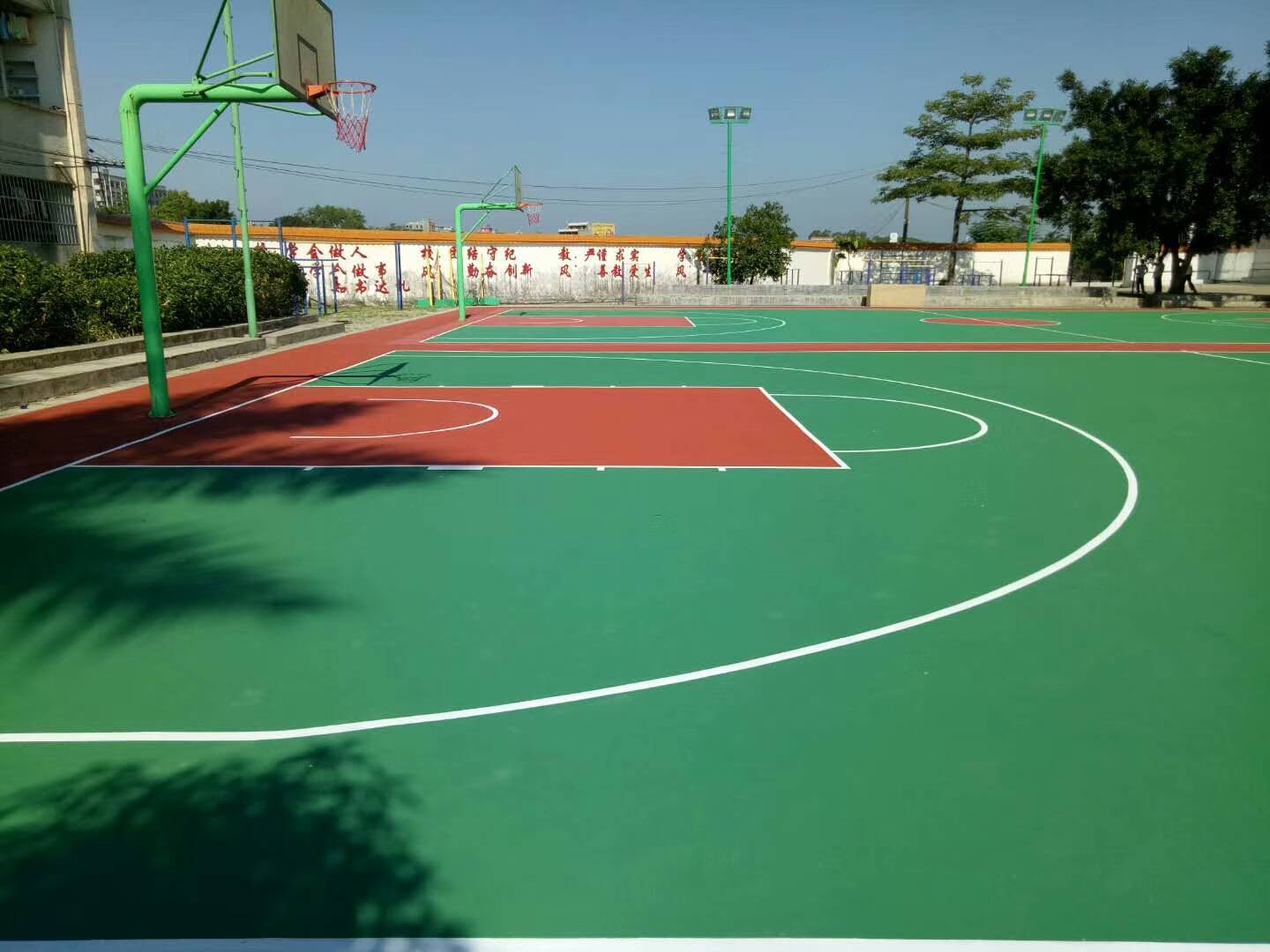 【炫耀蓝体育】硅pu篮球场包工包料多少钱一平方,硅pu篮球场价格_施工