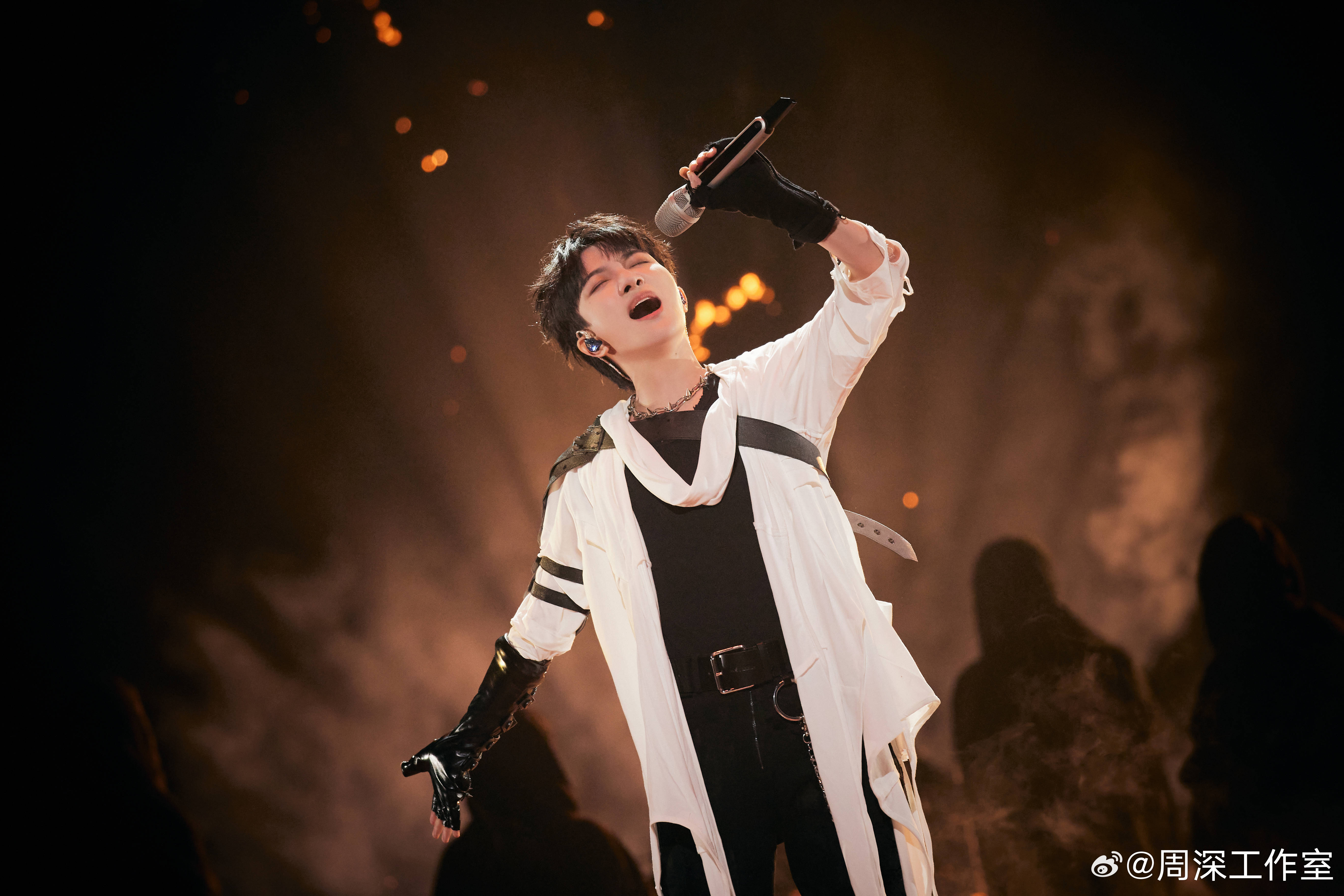 烧掉后就不能再用了,所以周深只录制了一遍,效果完美,导演激动地表示