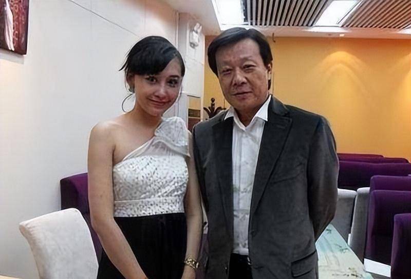 许黎丹丝毫不介意寇世勋已经有了家庭,每天给他写情书说自己的想念
