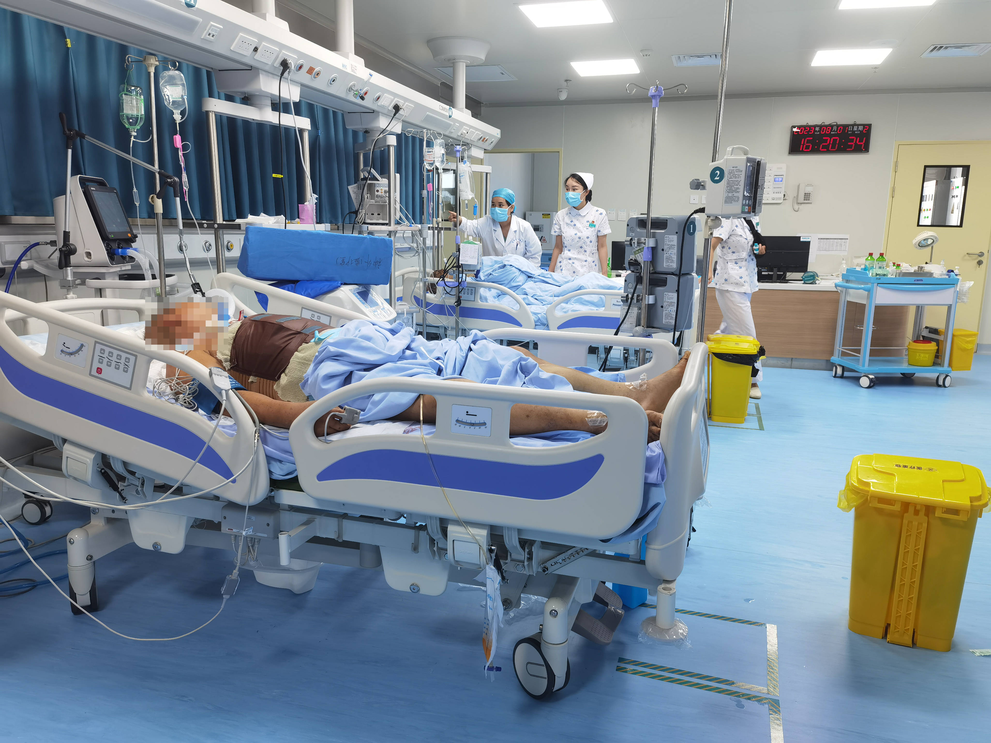 3小时"生死时速"抢救车祸多发伤者