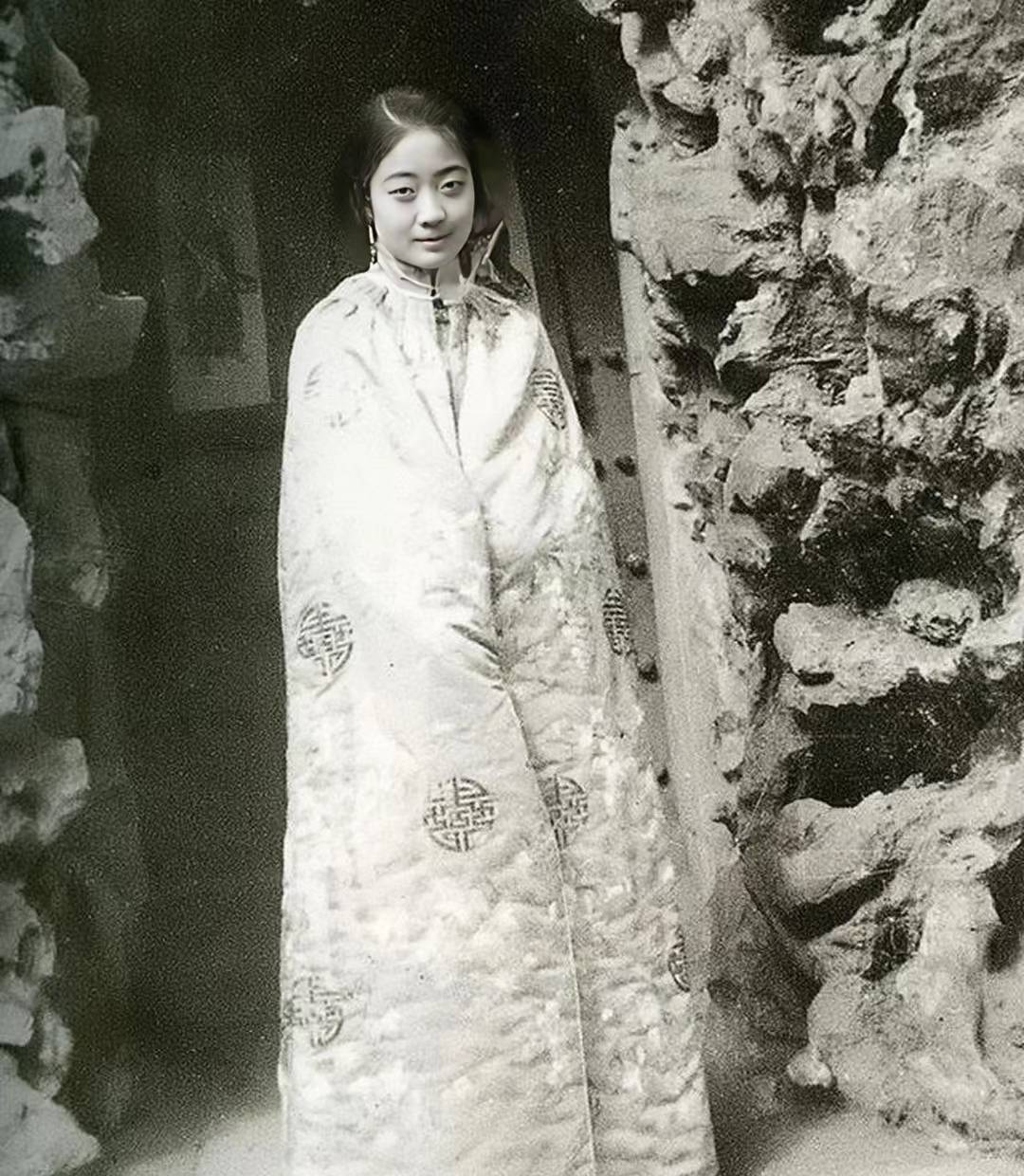老照片讲故事/末代皇后"婉容"_溥仪_离开_方式