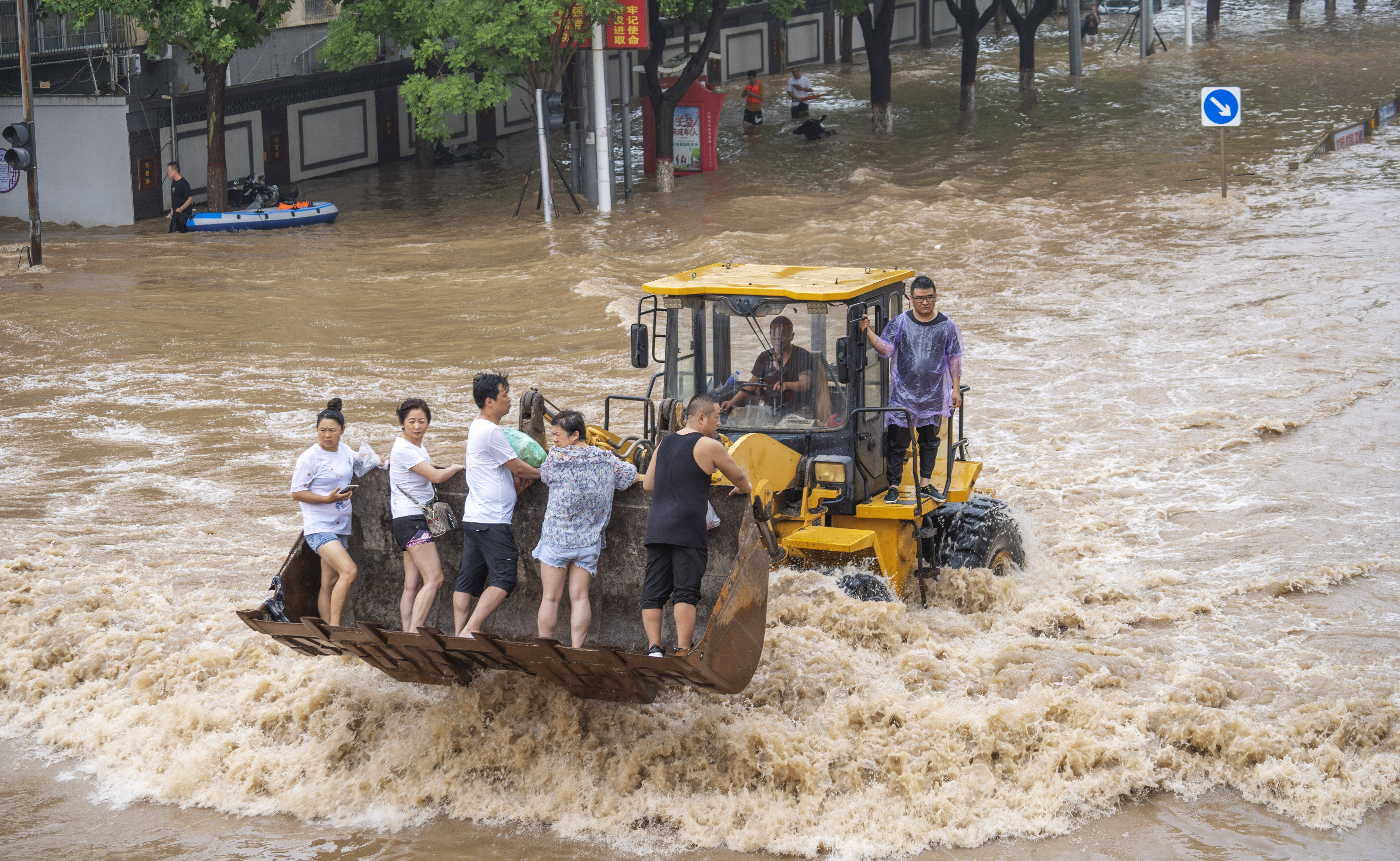 水中转移》 摄影:刘景明《水中转移》 摄影:刘景明随着洪水的渐渐退去