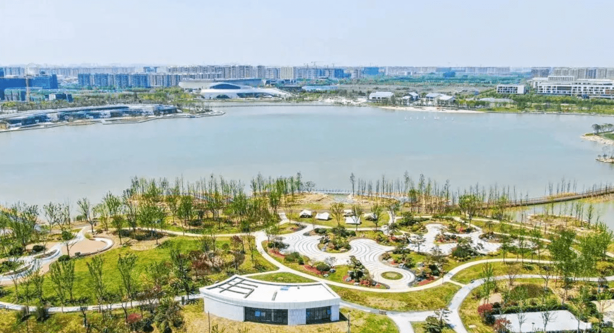 在盐城,凤依湖就承载着这座城市的湖居向往,随着凤依湖价值的攀升