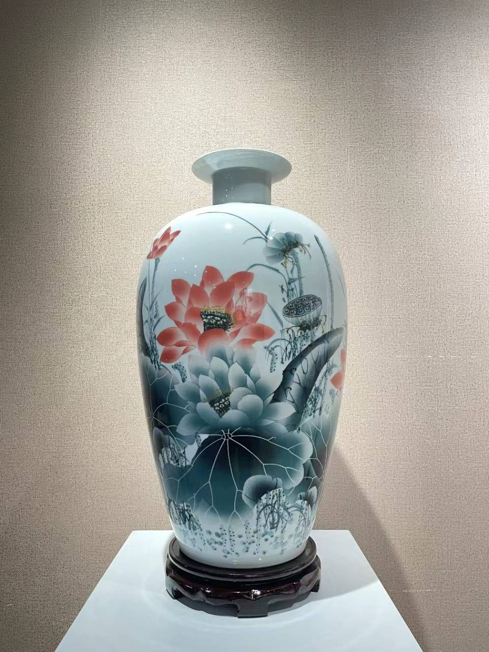 "中国荷花陶瓷大王"于集华老师纯手工制作《祖国颂·荷韵》瓶_高温