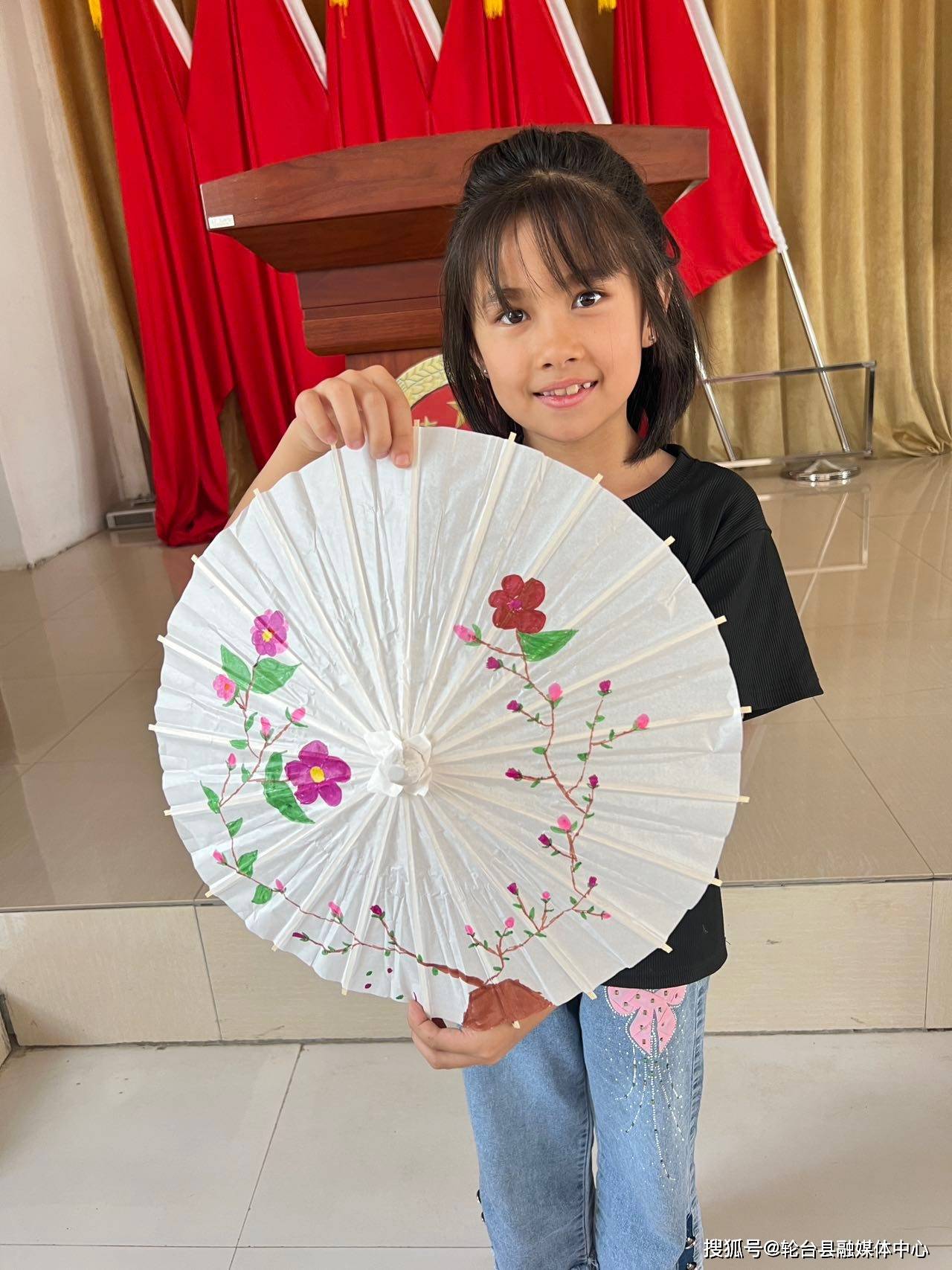 轮台县阳霞镇:开展"彩绘油纸伞,妙笔绘童心"非遗宣传主题活动