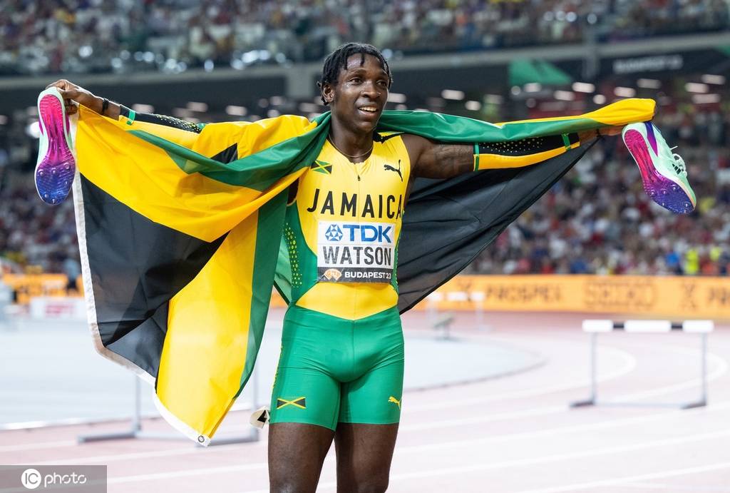 男子400米决赛,位列第7道的牙买加00后选手安东尼奥-沃特森展现了惊人