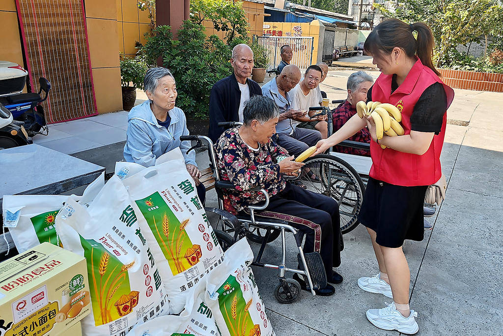 启行聚益洛阳分社爱心团队来到馨乐园养老院献爱心公益活动_老年人
