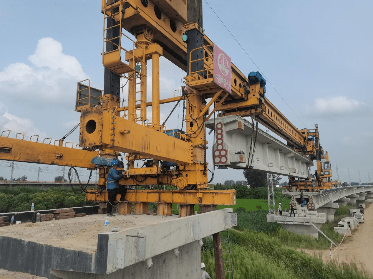 江苏滨海港铁路支线项目t梁架设任务圆满完成_铺轨_铁路专用线_运梁