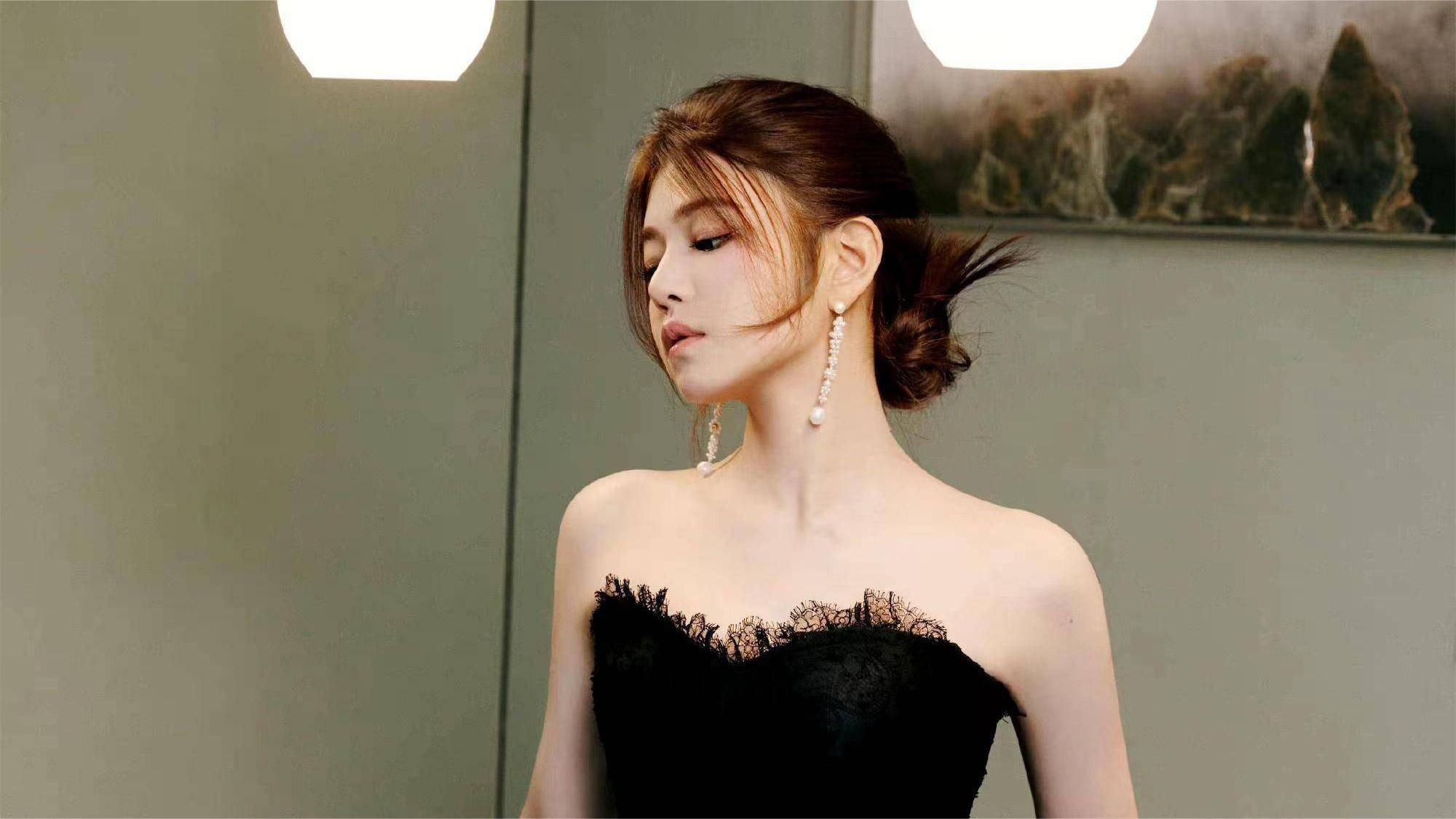 陈妍希最新的造型非常抢眼,一袭黑色长裙,香肩半露,气质高雅!