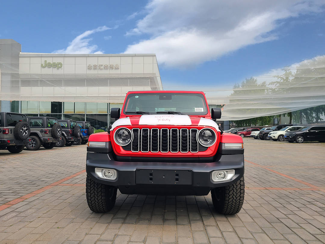 2024款牧马人撒哈拉四门版熔岩红色到店 北京4s店实拍_动力_技术_系统
