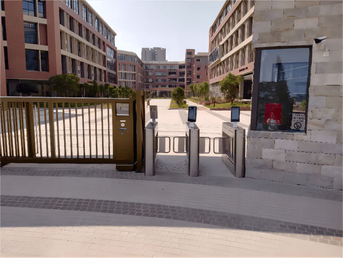 智慧校园人脸门禁系统,实现校门快捷通行_管理_人员_考勤