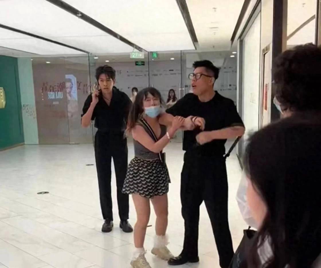 女子化妆品店偷窃被抓获,旁观大妈不平:小偷也是人不能这样对她