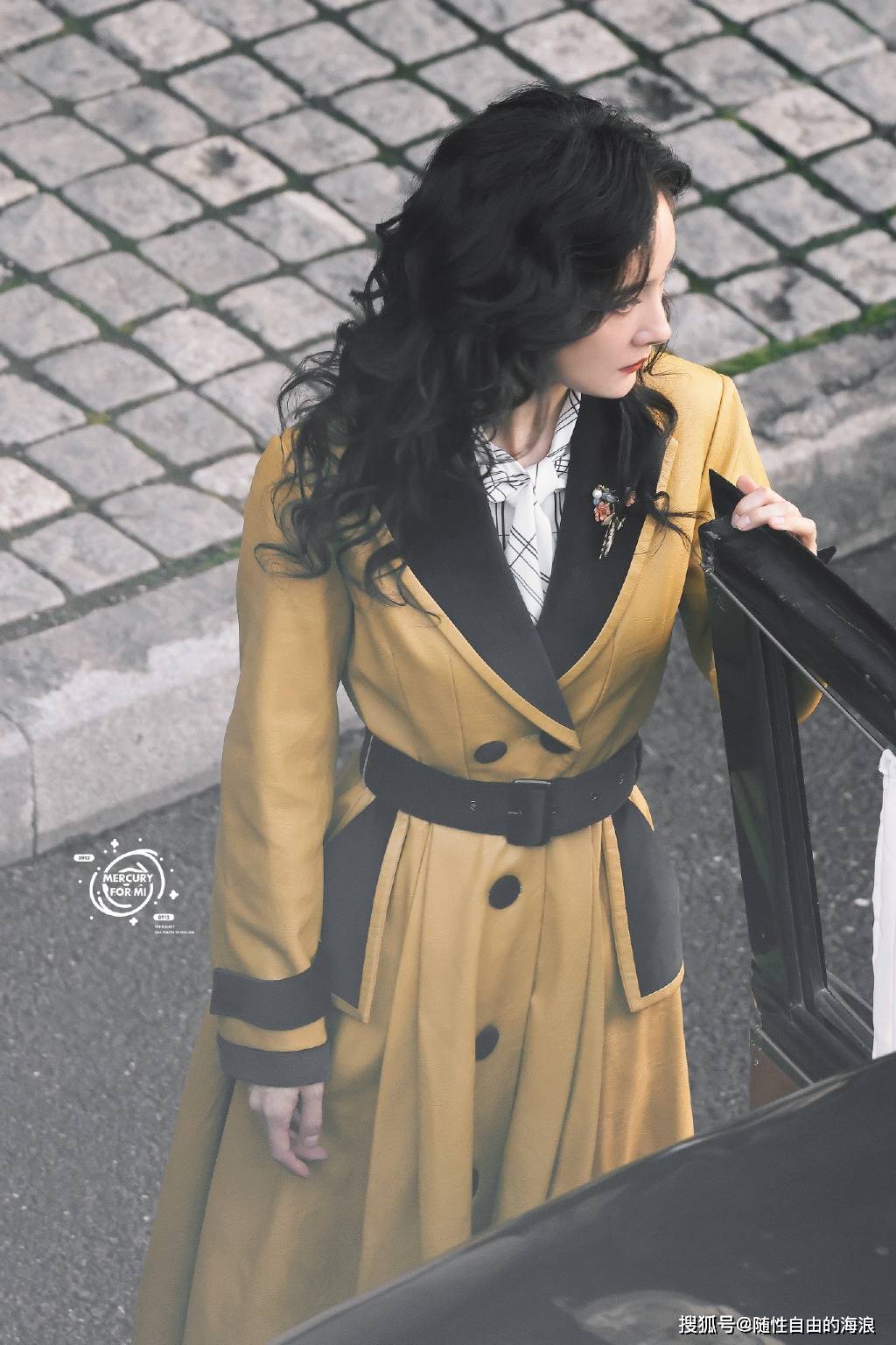 杨幂拍摄《哈尔滨1944》路透,长卷发搭配黄色大衣,气场十足!