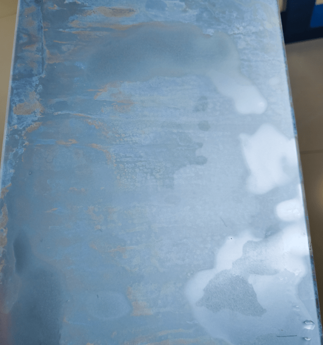 由于反碱 玻璃表面出现的白斑玻璃反碱,发霉的原理由于玻璃在长时间