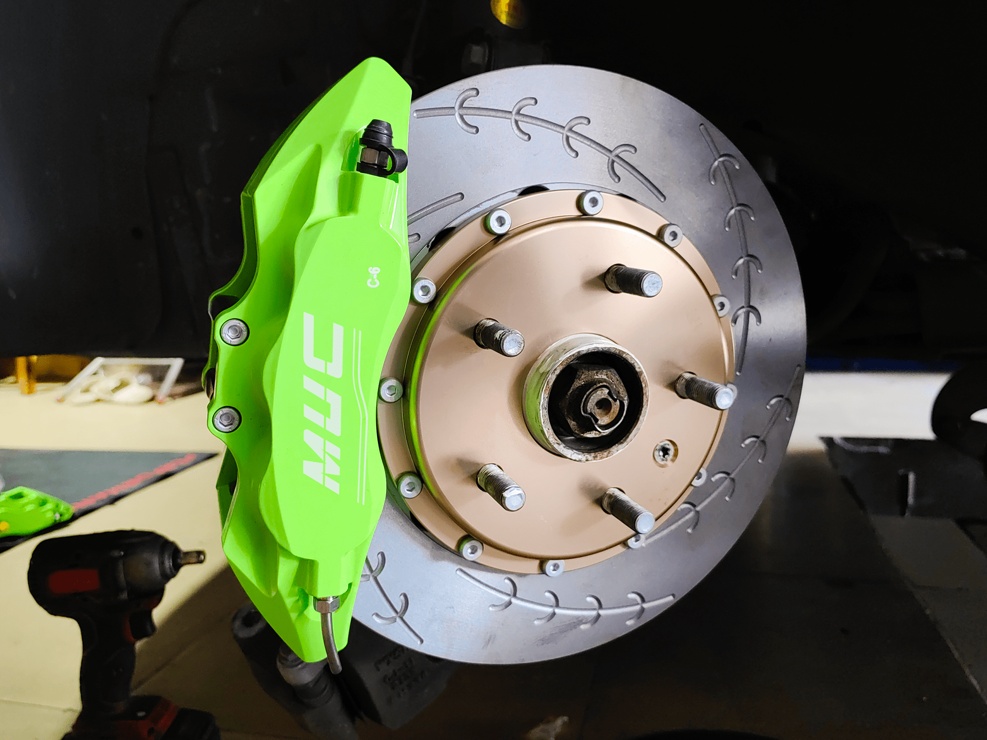 轮毂尺寸:原车17寸轮毂■ 前轮:c6(绿色)小六活塞卡钳,搭配330*26