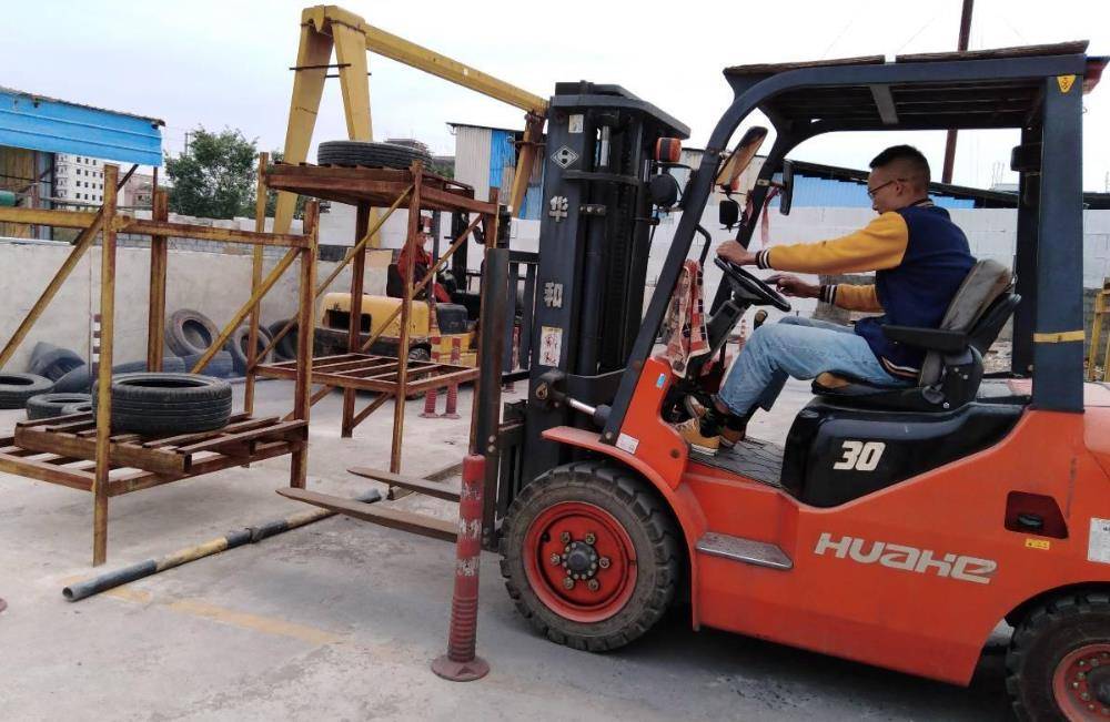 叉车工怎么找活,附近招叉车工260-300/天工作好找吗?_招聘_市场_行业