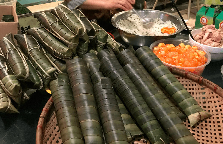 三,芦兜粽芦兜粽 产自广东中山,用山野田间的"芦兜叶"来包裹,糯米,红