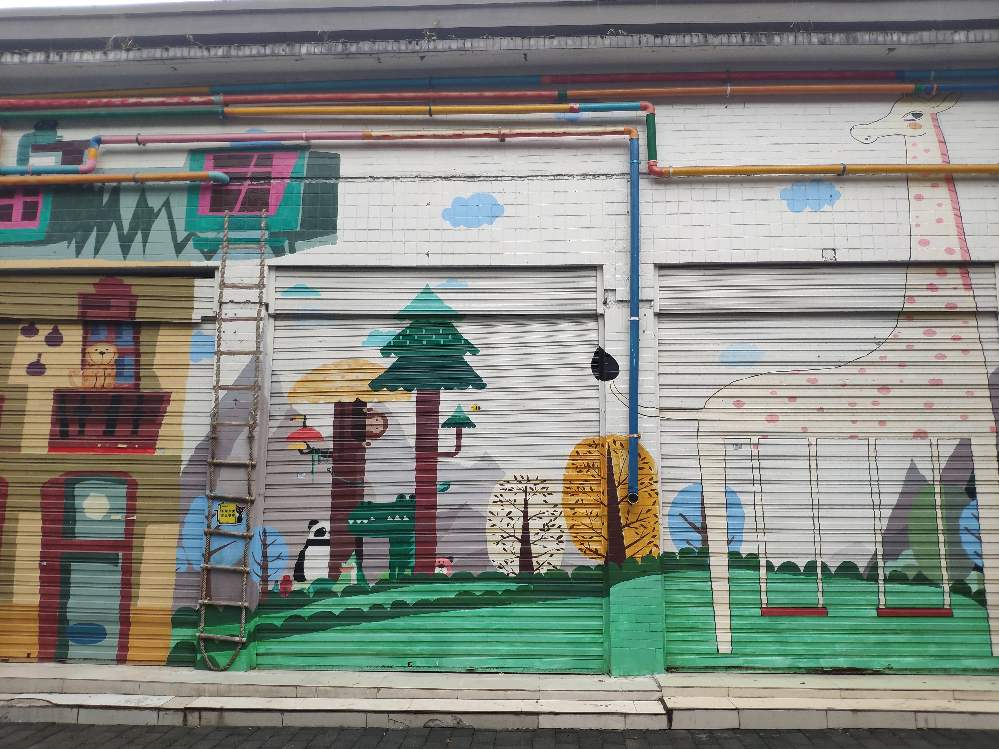 重庆街头现创意涂鸦门面,10个门面卷帘门彩绘成童话世界