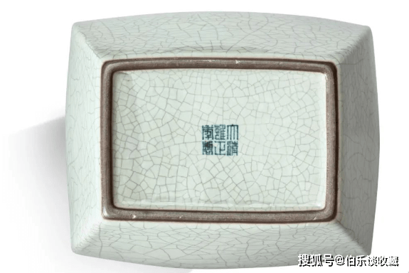 1278万！不愧是乾隆御窑「青花抱月瓶」，堪比“金砖”！_搜狐网