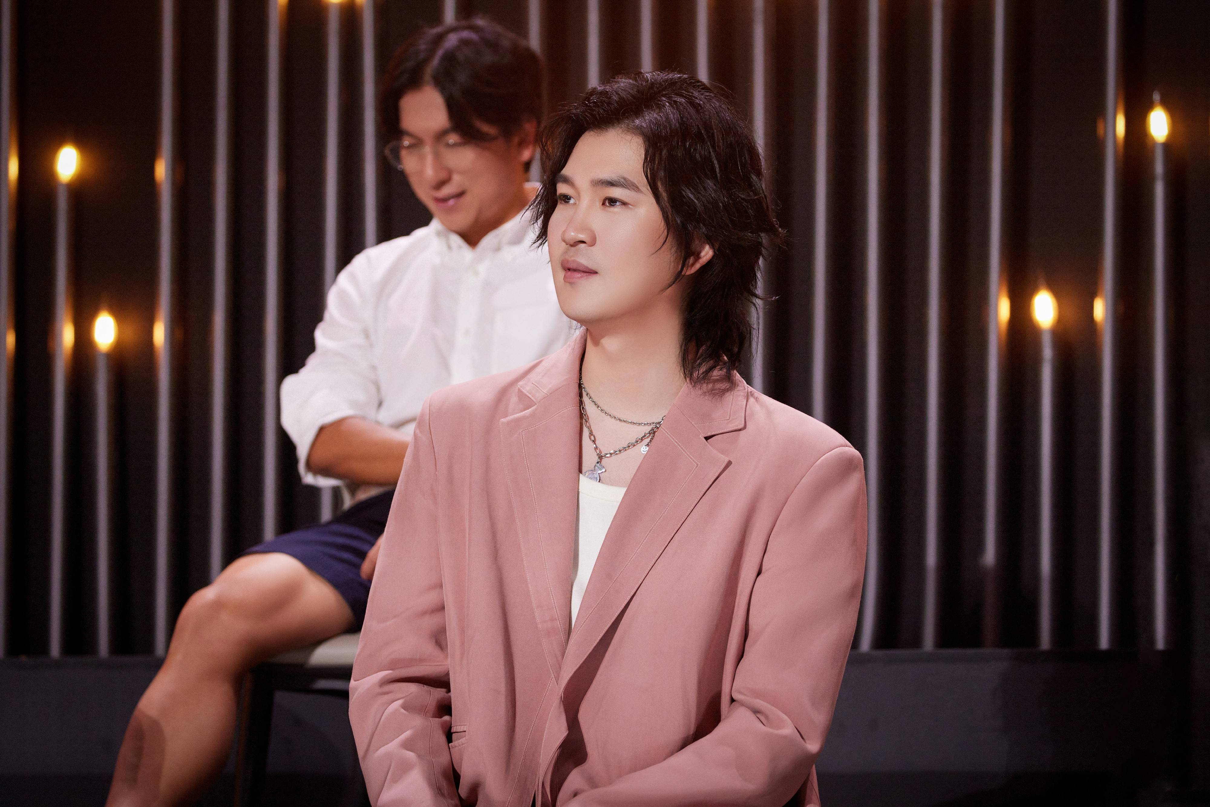 人称"情歌王"的他不仅有着众多个人原创歌曲,还曾为刘宇宁,阿云嘎等