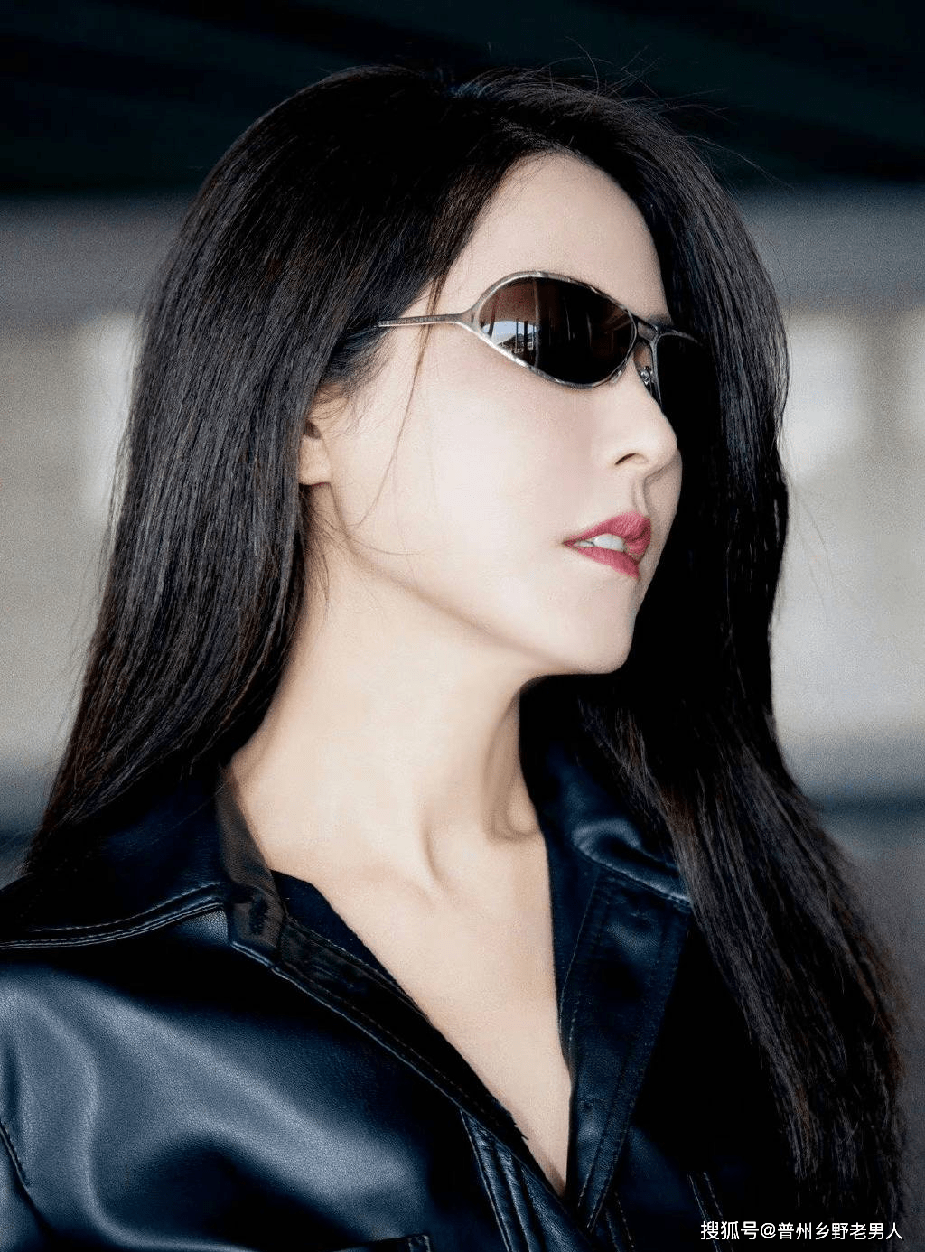 曾黎惊喜收到《理发师》剧本,粉丝暖心送礼_时装周_机场_礼物