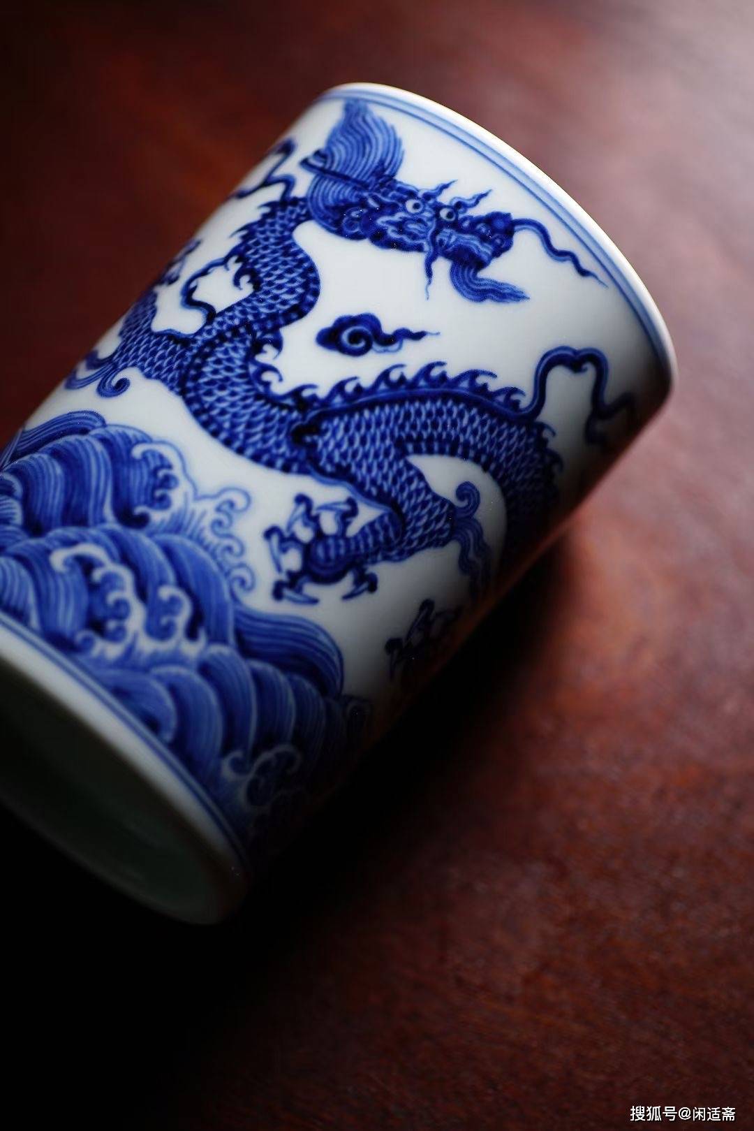 锦玉清韵,名家作品,仿明永宣风格青花海水云龙纹笔筒_画面_器物_历史