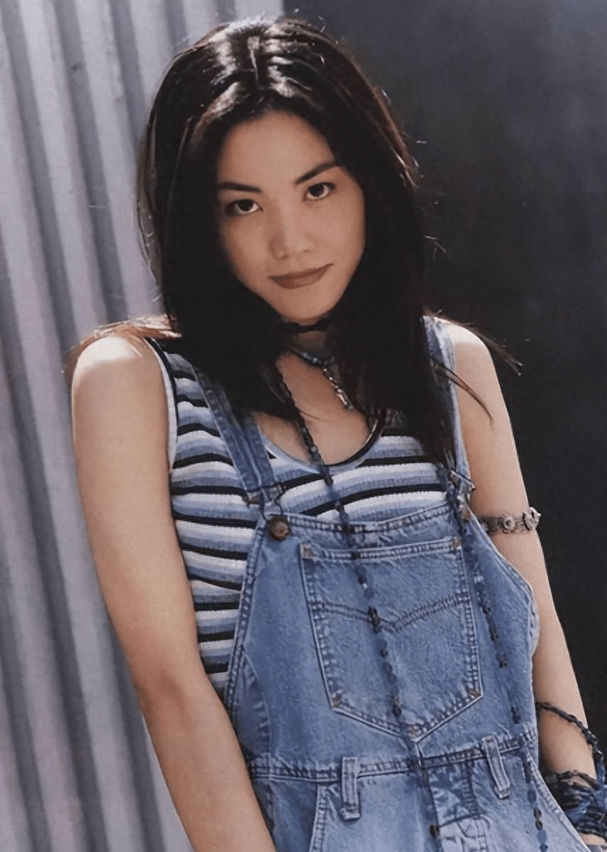 在寺庙拍到王菲,53岁年纪23岁少女状态,张柏芝哪有她漂亮!