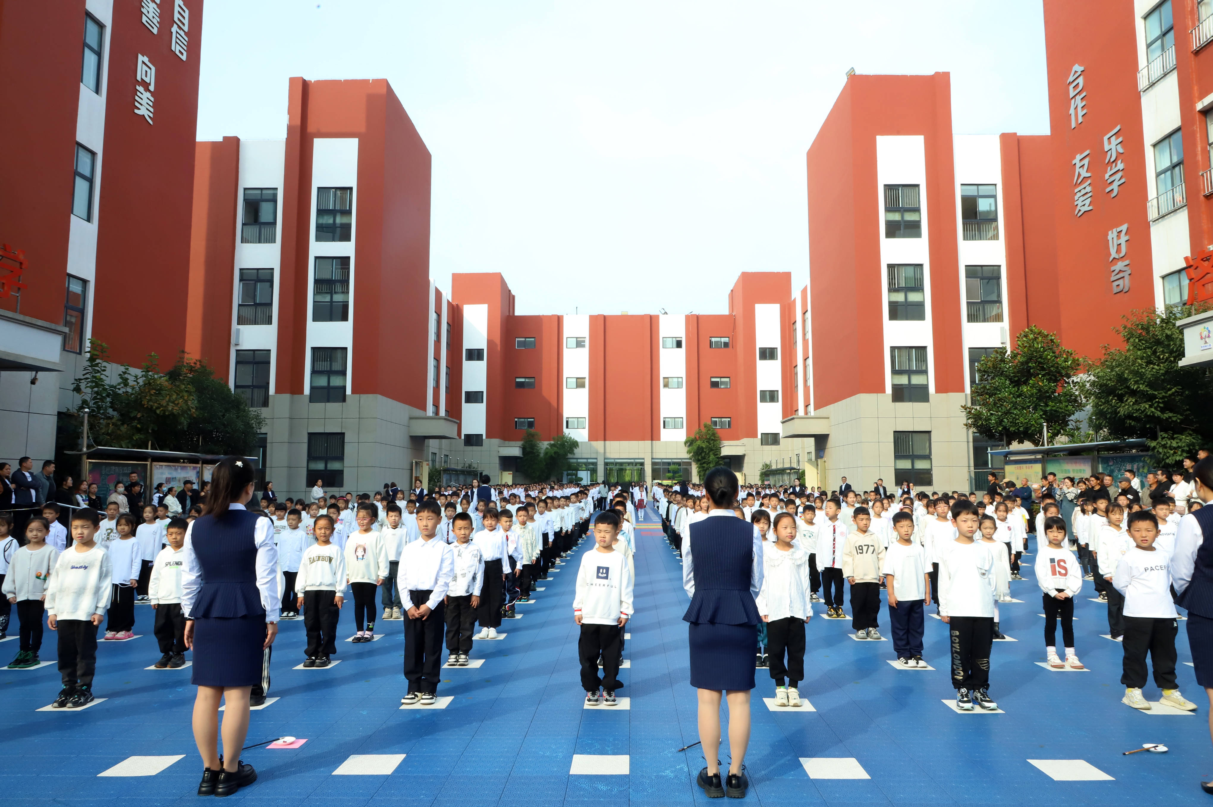 洛阳华洋国际学校校服图片