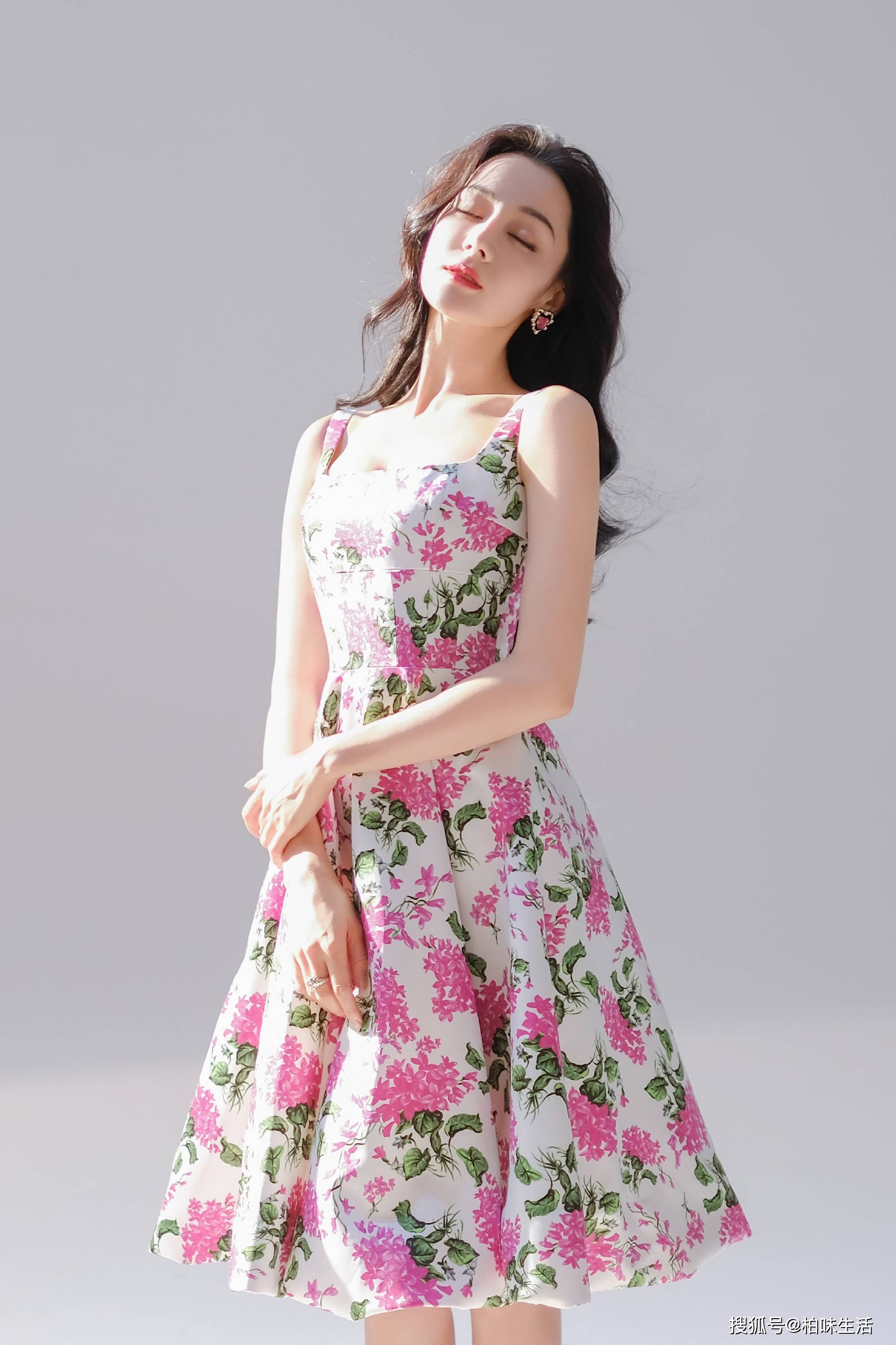 迪丽热巴身穿碎花吊带裙勾勒完美身材,肤白貌美红唇性感迷人!