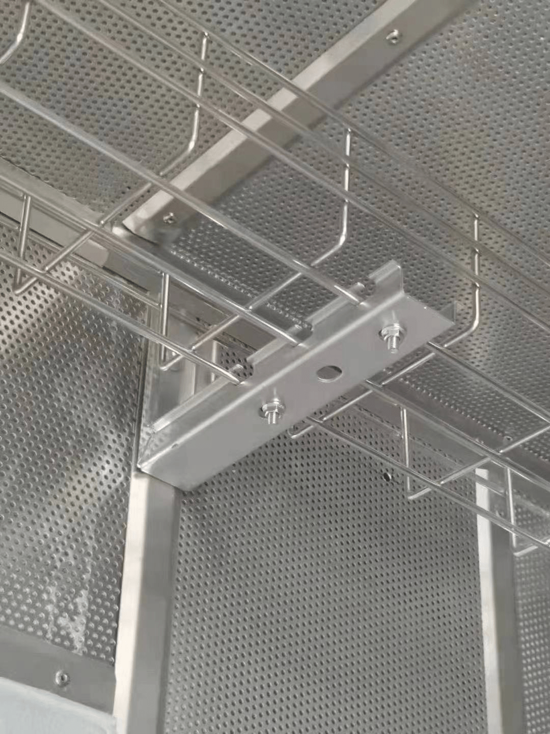 网格桥架的多种安装方式 机房布线中网格桥架的应用 综合布线 机柜_mm