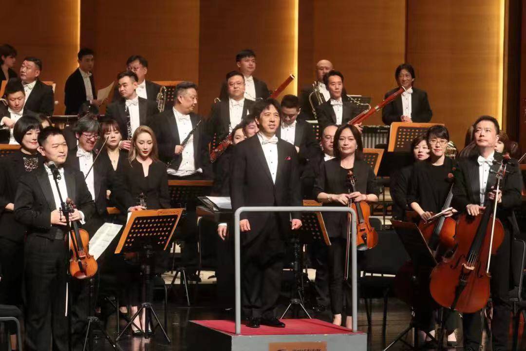 天津交响乐团团长,国家一级指挥董俊杰率领艺术家们献上了一场震撼无
