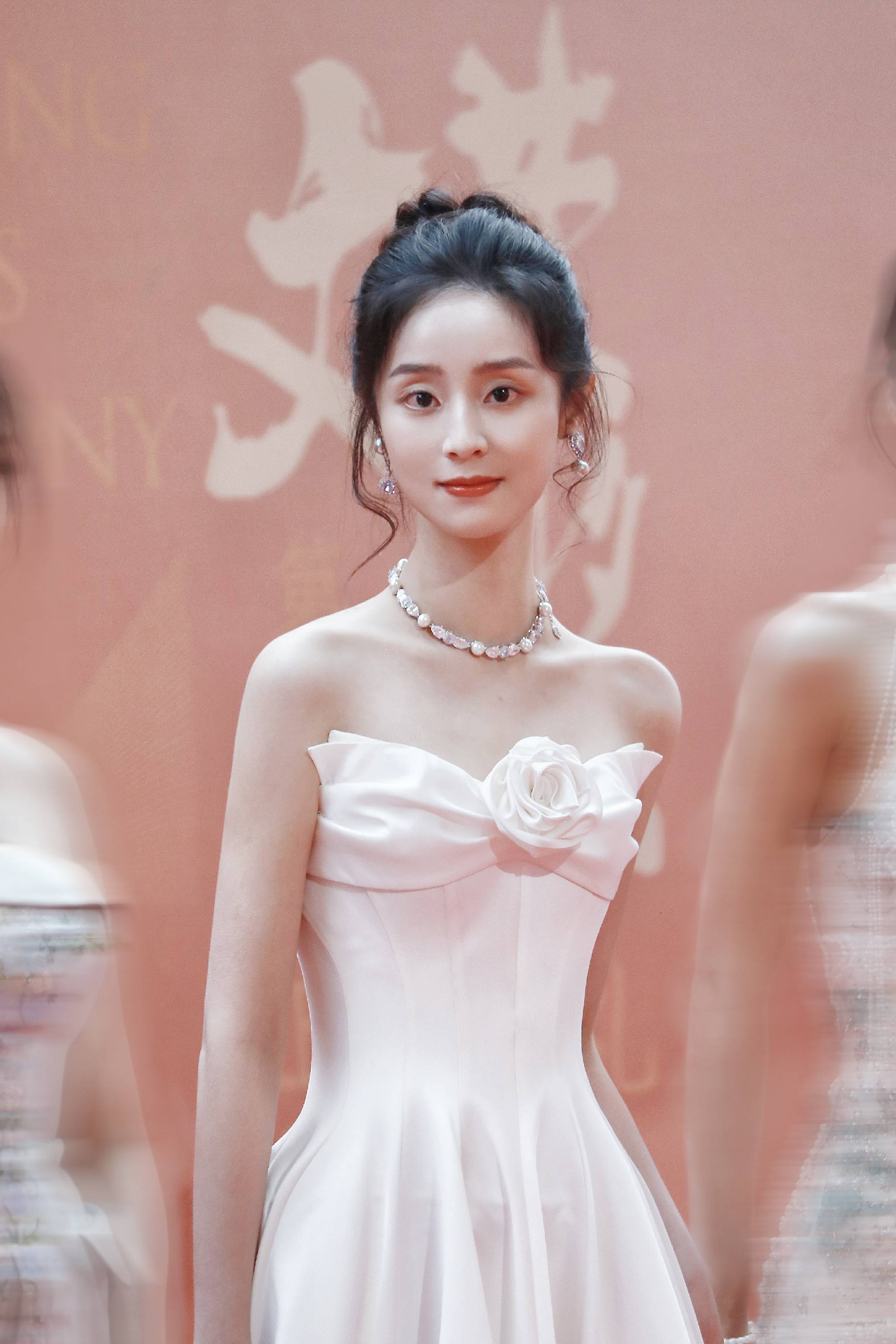 龚婉怡惊艳亮相"文荣奖",身穿高定礼服,诠释女性纯粹之美