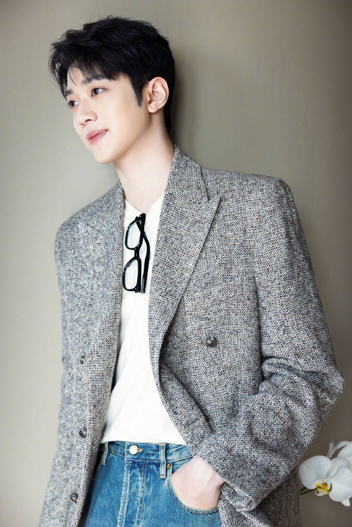 赖冠霖以学长风造型参加活动,白净帅气,青春气息扑面而来_西装_感觉