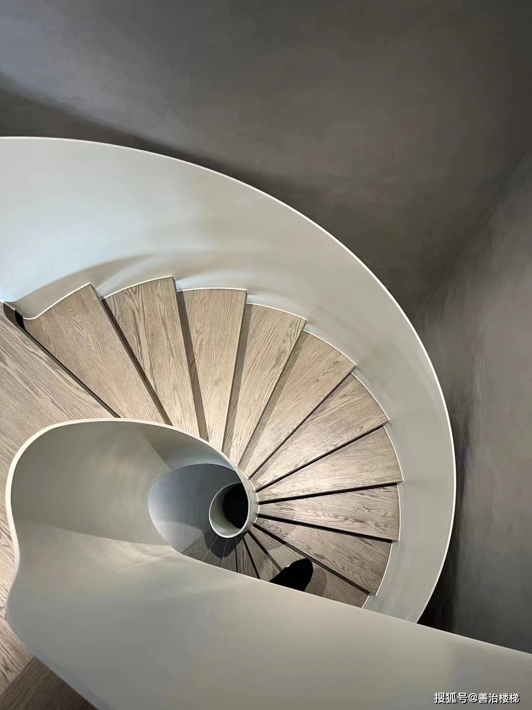 别墅钢结构镂空楼梯落地效果_进行_设计的_个性化