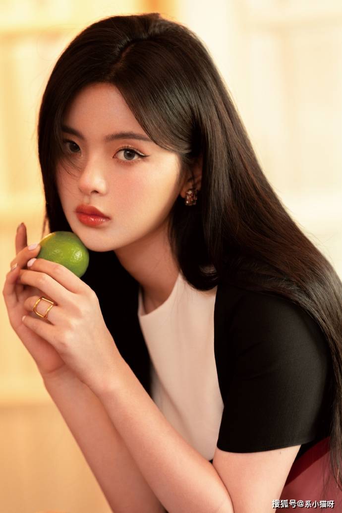 杨超越粉色修身短裙露美腿,拍照姿势优雅美丽动人