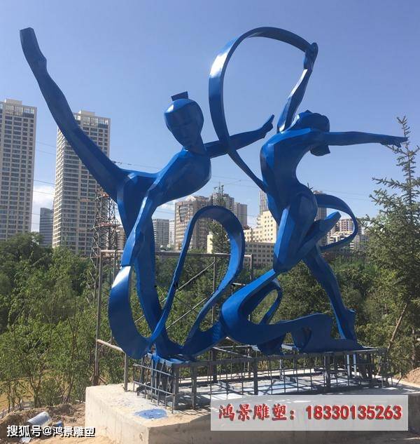 抽象不锈钢人物跳舞雕塑展现出现代景观的独特魅力