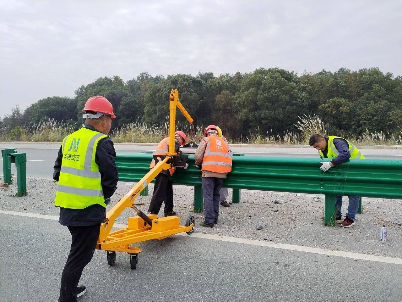 交通工程全流程指南：从道路标线施工到波形护栏安装的关键要点