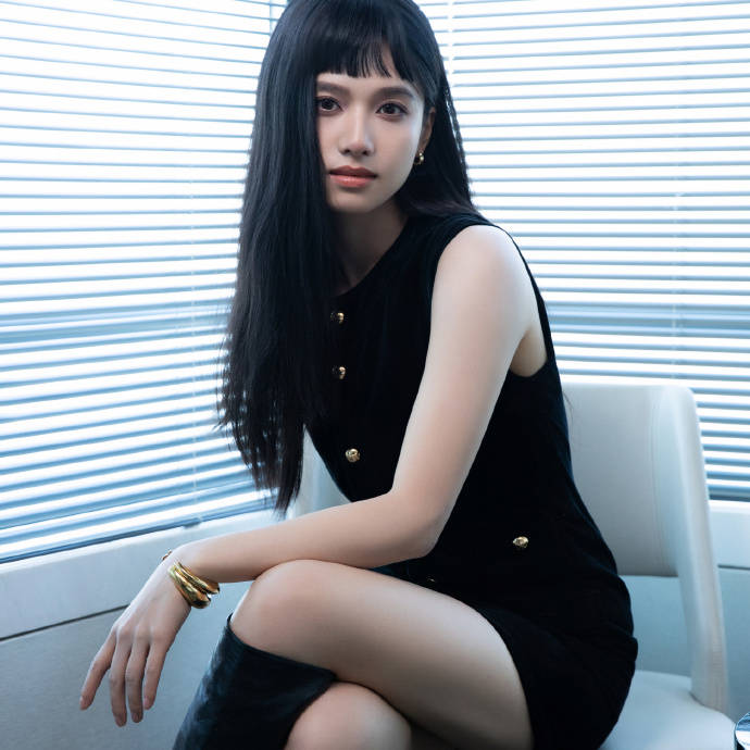 张婧仪晒酷飒风格写真 首度挑战齐刘海-搜狐大视野-搜狐新闻